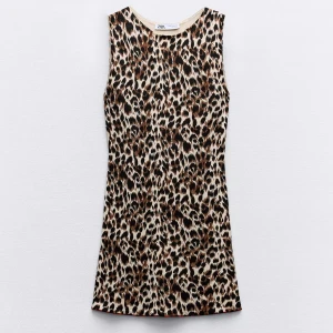Leopardmönstrad klänning från Zara - Snygg ärmlös kort klänning från Zara i leopardmönster. Klänningen har rund halsringning och är i beige, brunt och svart. Figurnära modell.