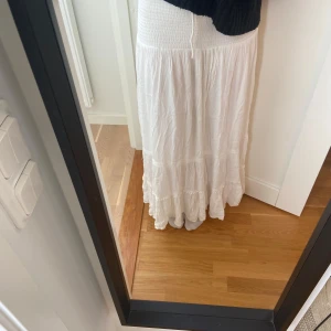 Vit långkjol  - Använd en gång endast. I barnstorlek L men passar perfekt på mig som är ca 170. Skulle säga storlek S. Den har söta små detaljer se bild 3 