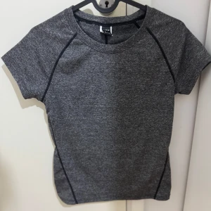 Träningstopp  - En träningstopp i stl S som är i väldigt bra skicks säljs för 50 kr. 