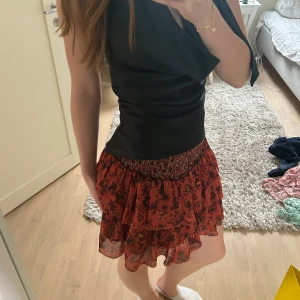Zara kjol  - Supersöt röd kortkjol med svarta blommor och volanger från Zara❤️