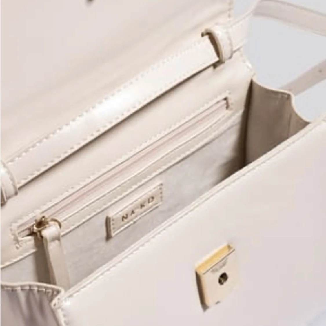 Beige handväska från NA-KD i skinnimitation - 1