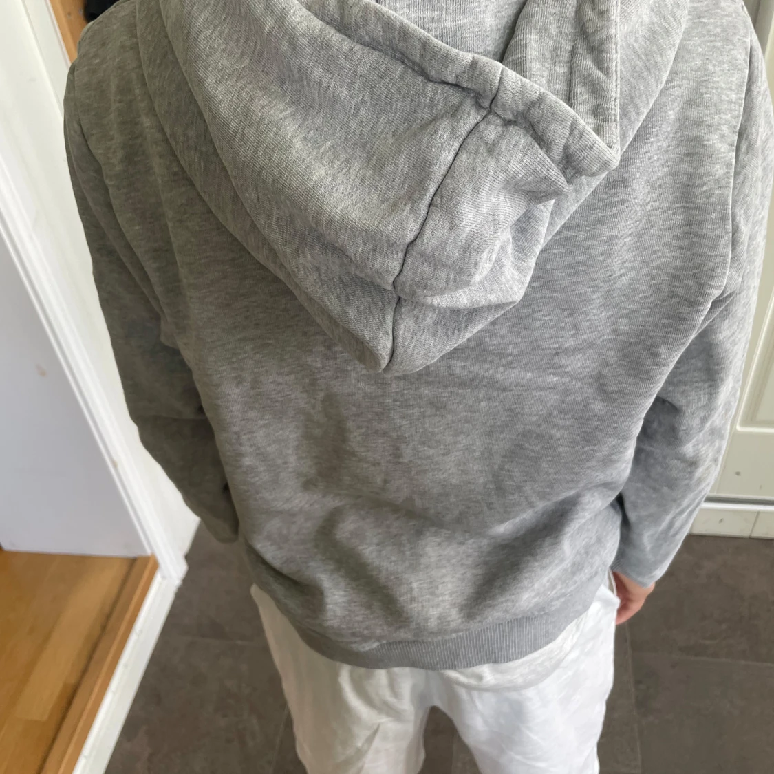 Grå hoodie från Les Deux