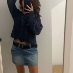 Mörkblå stickad tröja från Zara - Säljer en mörkblå stickad tröja från Zara i storlek S. Tröjan är virkad med snyggt mönster, har lång ärm och är croppad. Perfekt att styla med kjol eller jeans för en chill vibe. Materialet känns luftigt och passar bra till vår och sommar.