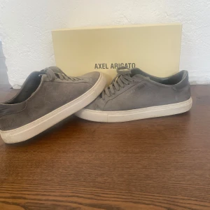 Axel Arigato skor  - Skorna är bra skick, det är inget fel på utsidan men sulan är lite  dålig men. Det är inget man ser🙌🏼 skriv vid funderingar. Kommer ej box