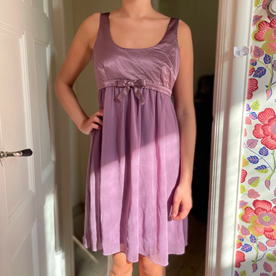 Ljuslila kort klänning med rosett