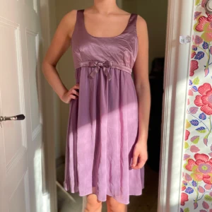 Ljuslila kort klänning med rosett - Supersöt och somrig klänning💜