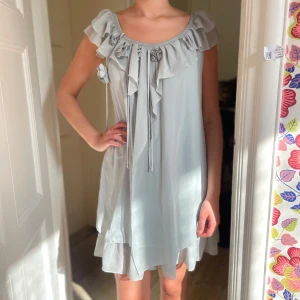 Ljusgrå kort klänning med volang - Supersöt klänning💞