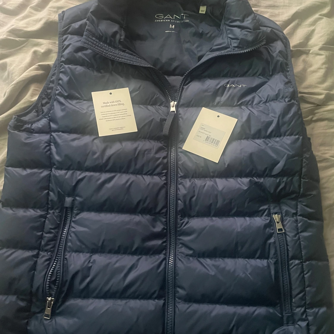 Marinblå dunväst från GANT