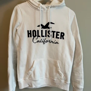 Vit hoodie från Hollister - Vit hoodie från Hollister.