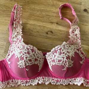 Rosa BH från Intimissimi - Superfin BH från Intimissimi med vackra broderade spetsdetaljer. Helt ny och oanvänd med prislapp kvar.