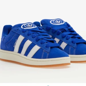 Adidas Campus blå sneakers mocka - Snygga Adidas Campus sneakers i blå färg. Supersnygga. Skorna är i stl 37 1/3. Hör av er för fler frågor och bilder❤️ Pris kan diskuteras 