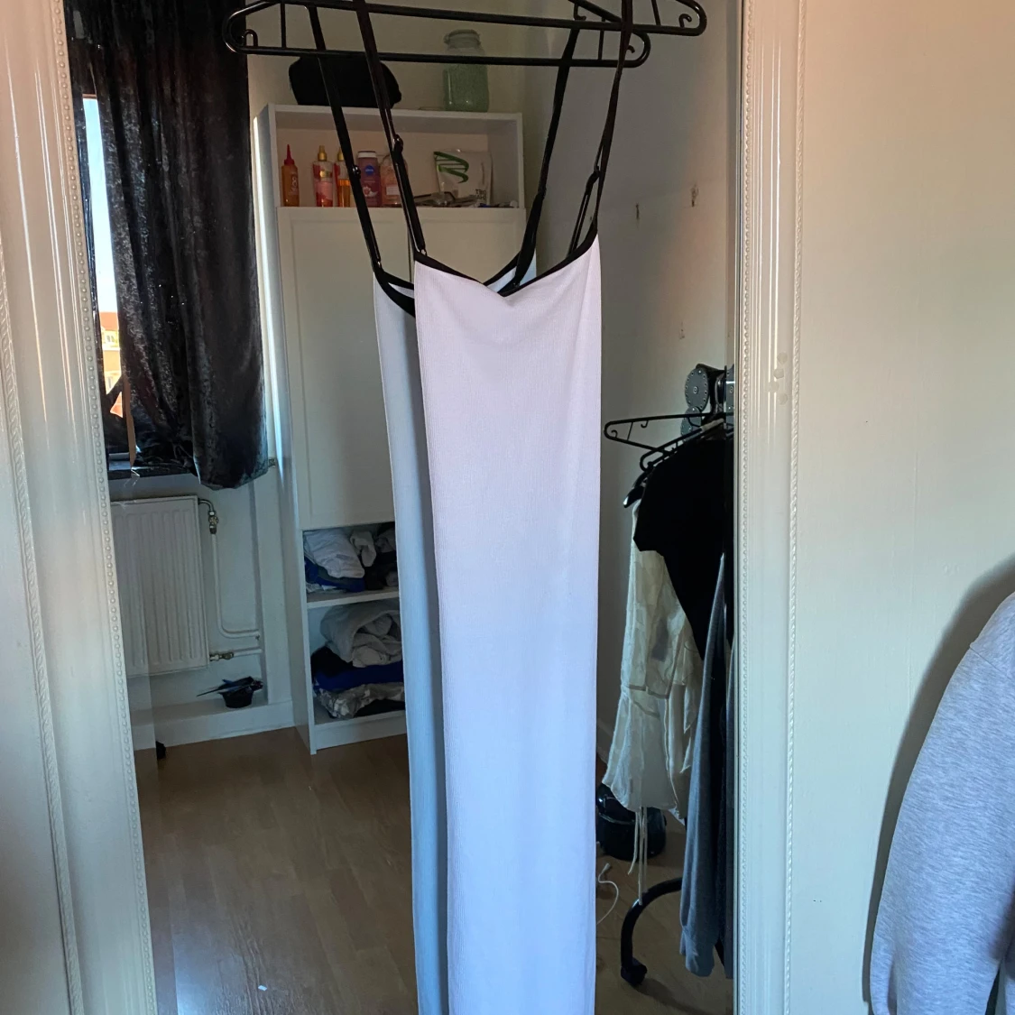 Vit långklänning med smala axelband