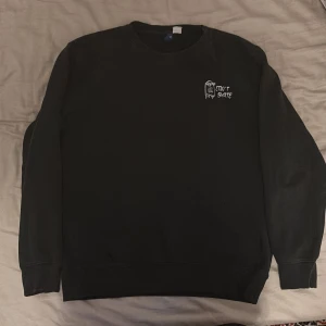 Svart sweatshirt med skater-tryck - Svart graphic sweatshirt med  vitt tryck på ryggen med texten 'SKATER was here'. väldigt bra skick skick utöver minimal sol-blekning.