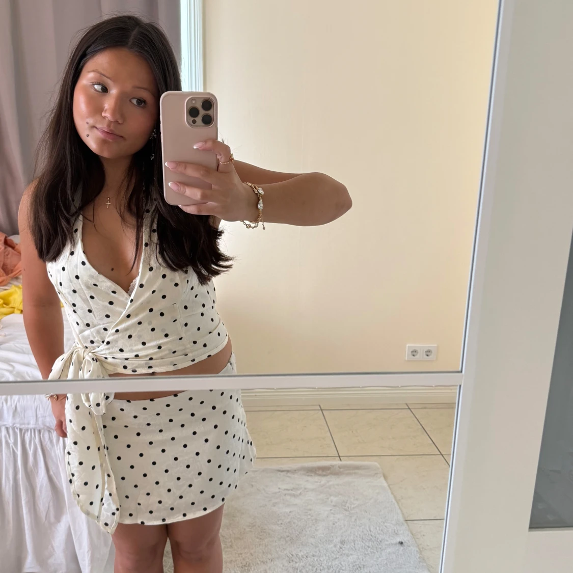 Vit omlottopp set med svarta prickar