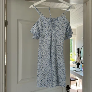 Sommarklänning  - Säljer en super gullig och fin klänning, då den inte längre används! Passar xs💗