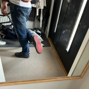 Christian Louboutin svarta med spikar  - Säljer ett par svarta sneakers från Christian Louboutin med röda sulor och svarta spikar på tån. Skorna har snörning och är tillverkade i mocka vilket ger en lyxig känsla. Perfekta för dig som vill sticka ut, nackdelen då är att en spik på vänstra skon är borta men är inte synligt och tänker inte på det dem är använda och det syns på insidan som du kan se på en av bilderna men annars är dem i väldigt bra skick och mockan är perfekt