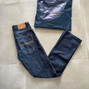 Nudie jeans - Säljer ett par nudie jeans i mycket bra skick med inga defekter. Storleken är 28/32 men dom är lite uppsydda så passar ungefär 28/30 istället. Nudie jeans påse följer med vid köp. Skriv för frågor 
