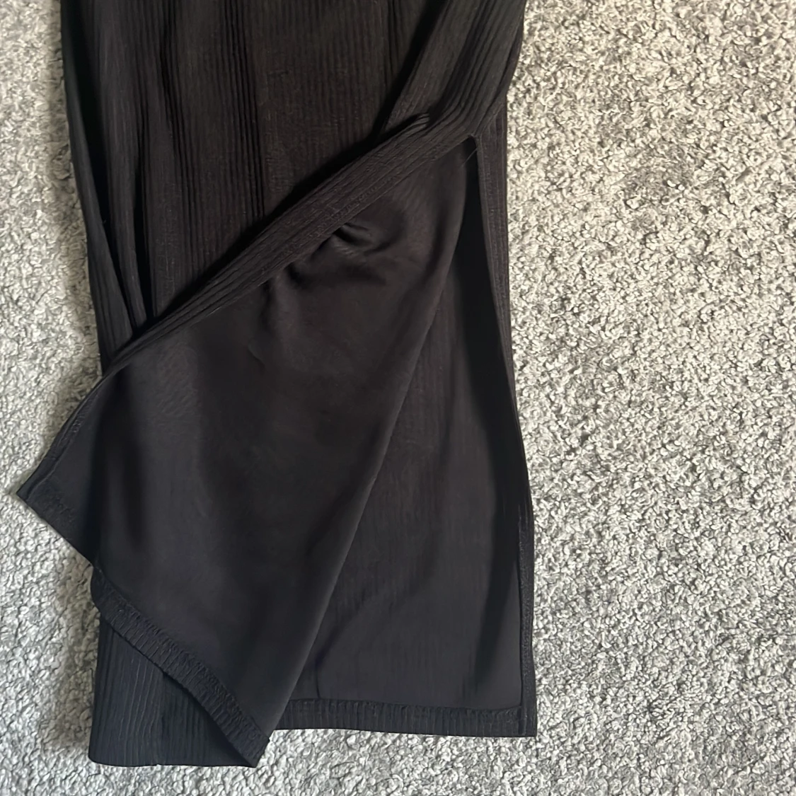 Svart ribbad långkjol med slits - 1