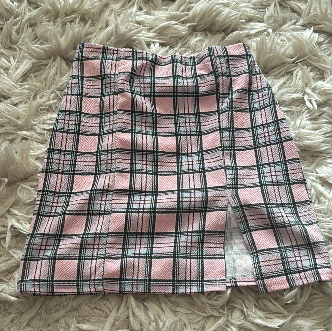 Rutig rosa minikjol med slits