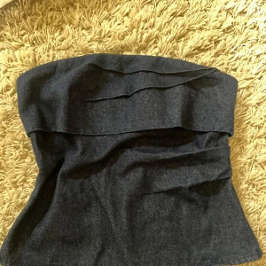 Mörkblå jeans tubtopp från Zara - Säljer denna blåa jeans topp utan band i storlek S. Den är knappt använd och i bra skick. 