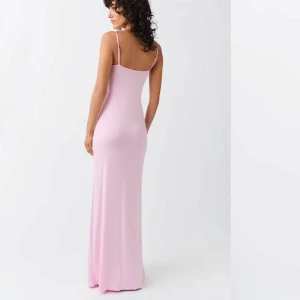 Rosa långklänning  - Rosa skims liknande klänning från Gina tricot storlek s💗 Endast använd en gång säljer då den är lite för lång för mig som är 158💗 Säljs inte längre på deras hemsida. 