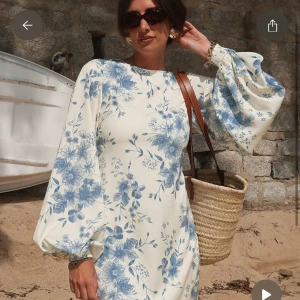 Söker Blommig kortklänning med puffärm - SÖKER denna klänningen från NAKD snarast. Strl 34 eller 32🤍