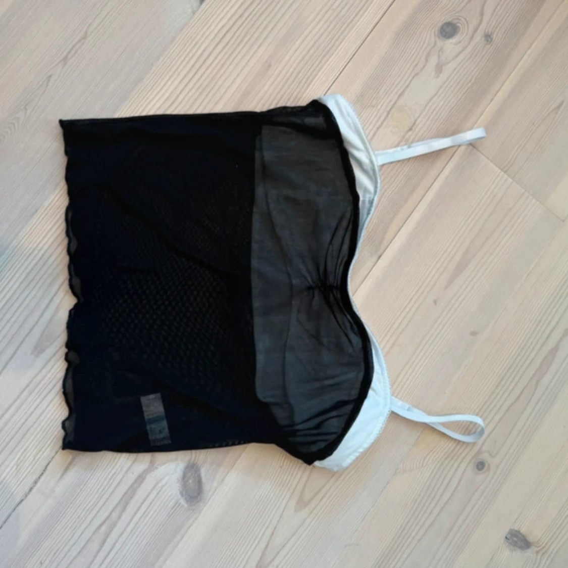 Svart och vit mesh linnetopp