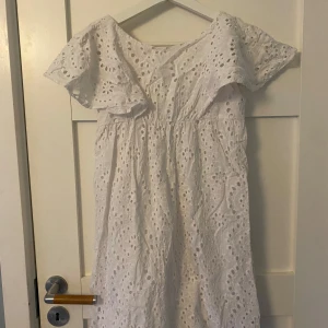 Vit sommarklänning🤍🍓 - Superfin vit sommrig klänning som är ifrån Zara.🤍🤍 Klänningen har ett tunt under tyg som man ser på bild 3. Säljer då den inte används och inte passar! Kontakta om du vill ha mer detaljer och pris kan diskuteras❤️❤️