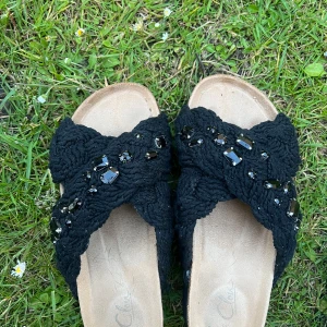 Svarta sandaler med flätad ovandel och stenar - sandaler från skopunkten.  Köpte förra året, används fåtal gånger.