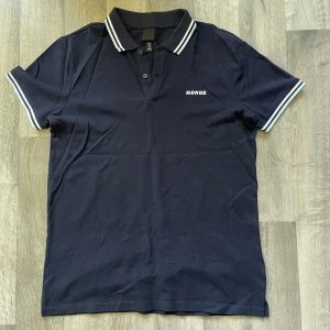 H&M mörkblå pikétröja - H&M snygg mörkblå pikétröja storlek M. Använd bara enstaka gånger. Modellen är 167/63 