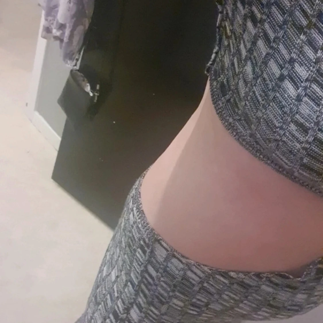 Grå långklänning från NA-KD med cutouts - 1