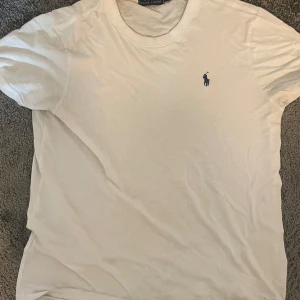 Vit Ralph lauren t shirt - Tja, säljer denna feta Ralph lauren t shirten då den icke passar längre. Den är i mycket bra skick och säljer för 299 kr. Skriv om du någon fundering!