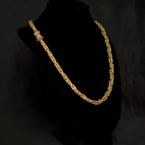 Kejsarlänk Halsband Äkta 14K Guldplätering Kistlås - Exklusiv kejsarlänk i äkta 14K guldplätering! Utrustad med ett kistlås med 15st VVS CZ stenar. Stämplad 14K för en autentisk look! Längd 60cm och bredd 6mm. Väger hela 102g!