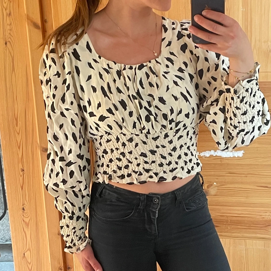 Mönstrad croppad blus från Chiquelle