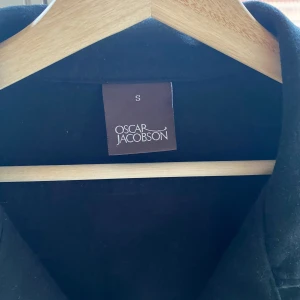 overshirt från Oscar Jacobson - Hej! Säljer nu denna riktigt snygga oscar jacobson overshirten. Självklart äkta. Hör av dig vid frågor eller funderingar!