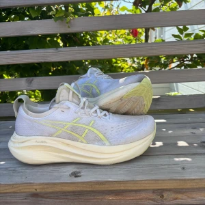 Asics Gel-Nimbus 27 - Ett par Asics Gel-Nimbus 27. Endast använda 3 gånger. Men en grym löparsko som funkar för både nybörjare som avancerad! UK 10, 1/2 EU 46 CM 29