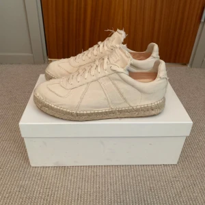 Maison Margiela Espadrilles - Beiga espadrilles från Maison Margiela, perfekta nu till sommaren! Skorna är i storlek 41 och är näst intill nyskick, endast använda utomhus en gång. Säljer då de tyvärr var för små. Box och dustbags ingår! Pris kan diskuteras. Skriv gärna för fler bilder eller om du har några funderingar🙌