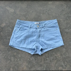 Snygga jeansshorts - Superfina ljusblå jeansshorts. Storlek M💕Midjemått: ca 39 cm 