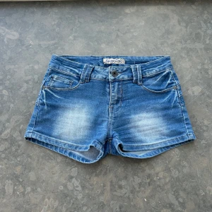 Jeansshorts  - Så fina jeansshorts. Midjemått: ca 38 cm. De är strechiga💕Snygga fickor!