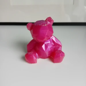 Björn inredning/prydnad - Björnen är skapad i rosa skimmer resin och är ca 6.7cm i höjd 