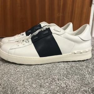 Vita sneakers med marinblå detalj från Valentino - Säljer ett par valentino opens med marinblå detalj. Riktigt snygga och passar perfekt året runt. Allt og följer med. Priset är inte hugget i sten