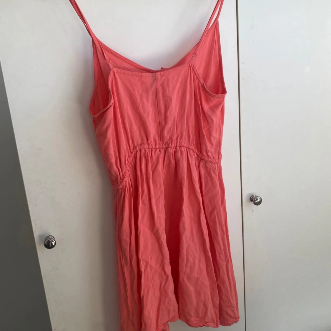 Korallrosa sommarklänning med knappar - 2