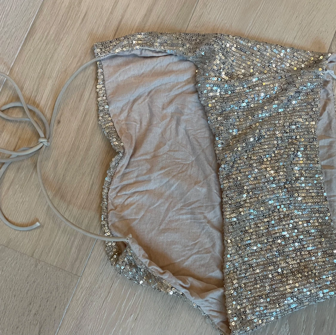 Glittrig silvertopp med paljetter - 1