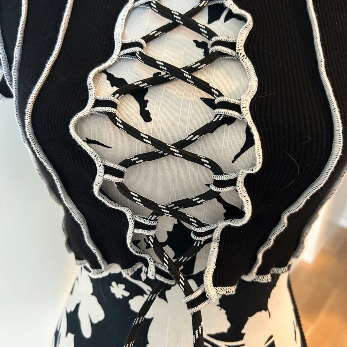 Svart snörad croppad topp Divided - 2