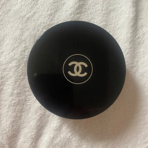 Chanel cream bronzer  - super fin bronzer från Chanel. Inte jätte mycket använd. Färgen Tan Deep bronze. Nypris ca 600kr, mitt pris 300kr då den är använd.  
