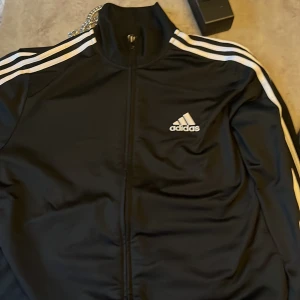 Adidas tröja  - Adidas tröja använd fåtal gånger inte mycket alls  bra skick skicka medlande om du har frågor 😃