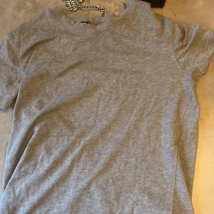 Sail racing t-shirt - En Sail racing t shirt som är grå, använd 1-3 gånger inga skador 