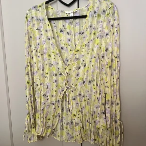 Sommrig blus - Super fin knytblus med utsvängda ärmar 💛