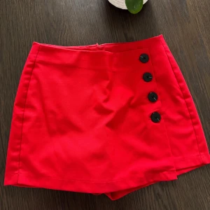 Skort  - Endast blivit använd 1 gång! Ett par shorts men som ser ut som en kjol framtill 