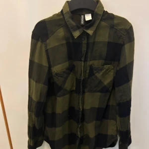 grön svart flannelskjorta - skjorta från divided h&m, köpte längesen